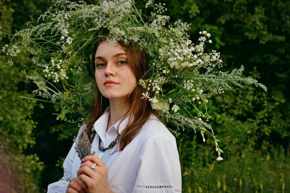 Mariée portant une couronne de fleurs sauvages volumineuse en pleine nature