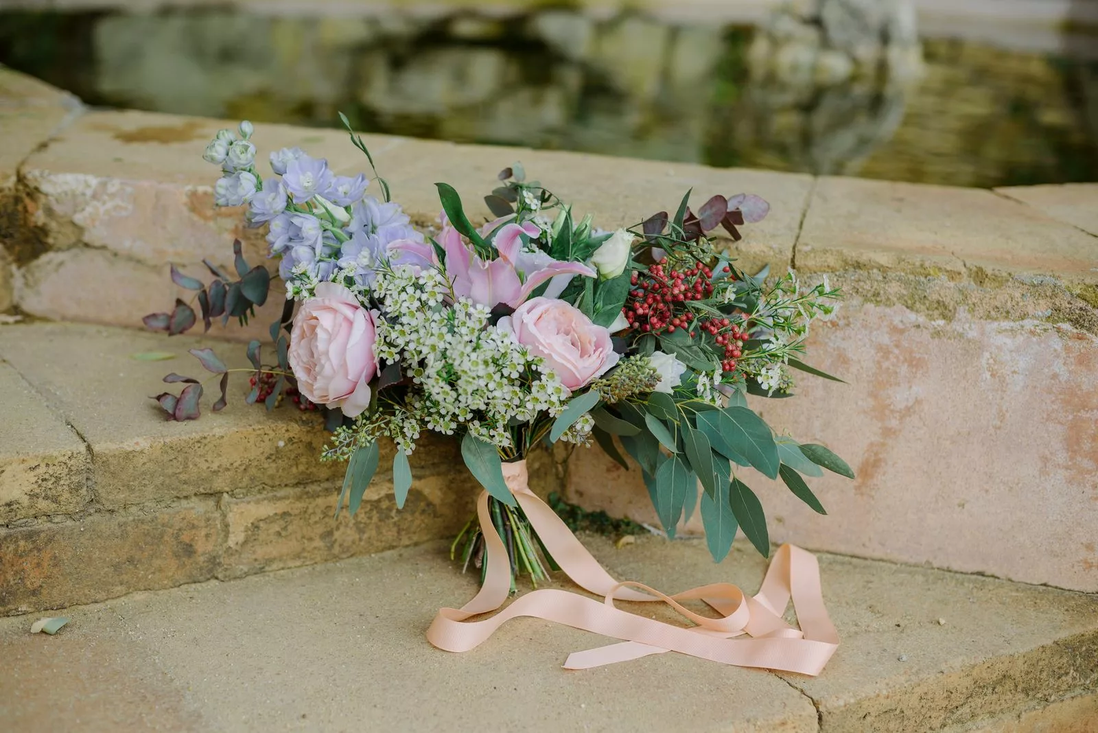 Bouquet de mariée en tons pastel rose poudré, lilas et lavande