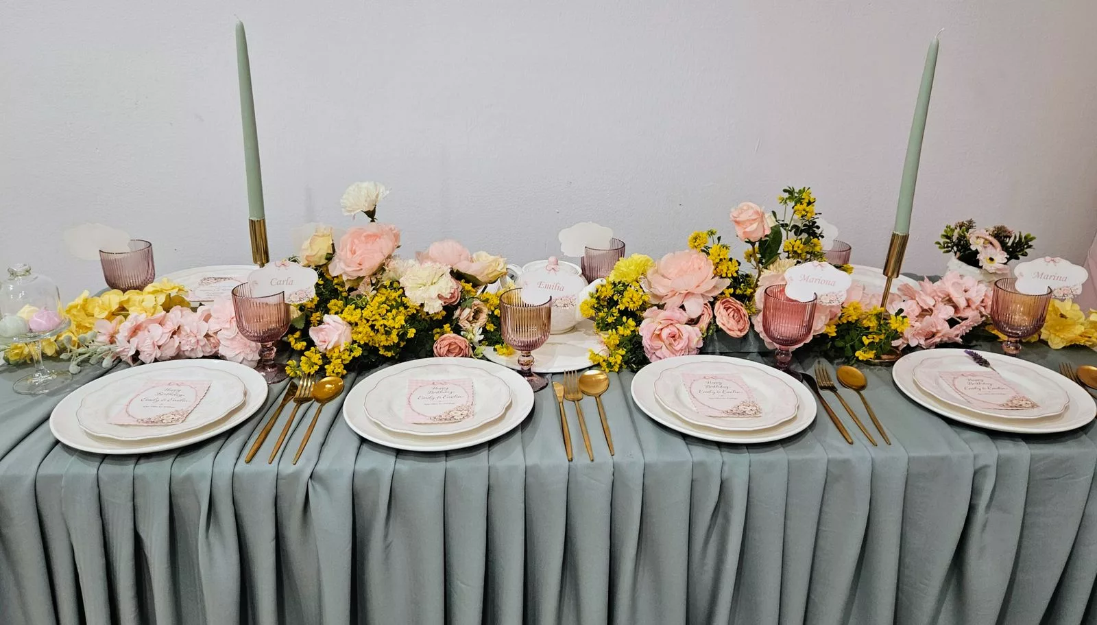 Centre de table mariage pastel sur nappe sauge avec roses et chandeliers