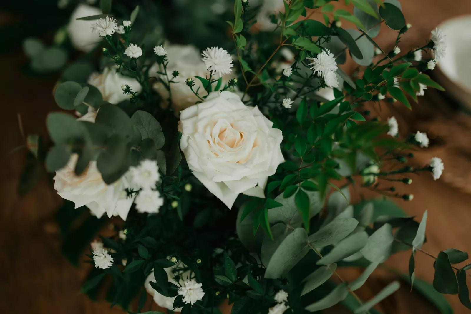 Composition florale mariage roses ivoire et eucalyptus sauge
