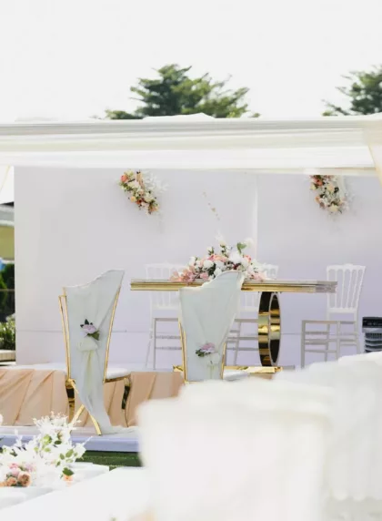 Décor de mariage pastel : cérémonie en extérieur avec drapés et roses