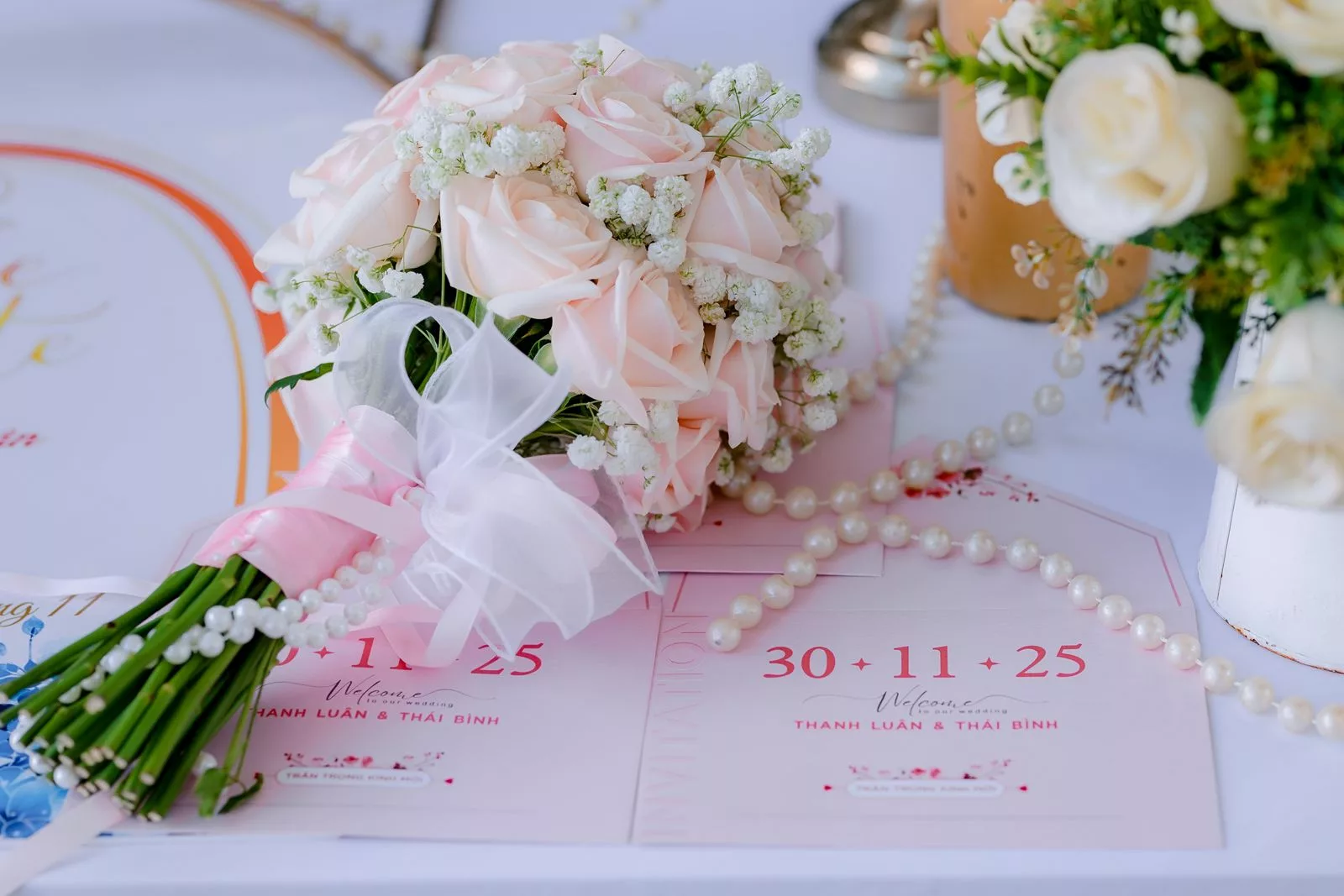 Faire-part mariage pastel rose poudré avec bouquet de roses et perles