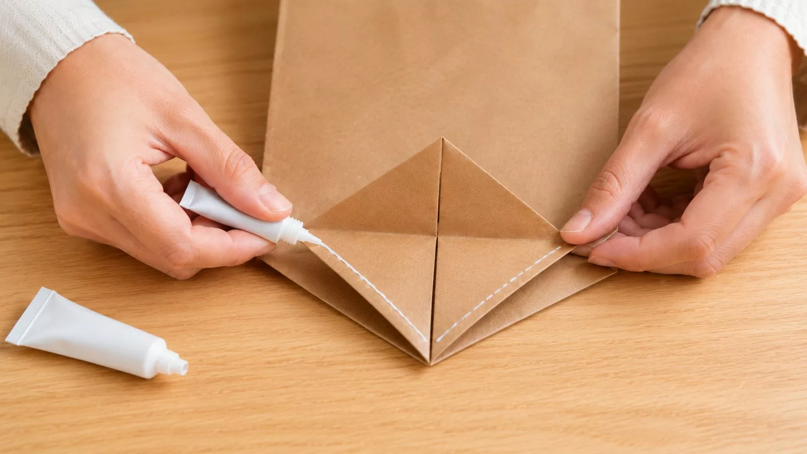 Coller les rabats du fond du sac en papier kraft avec de la colle blanche