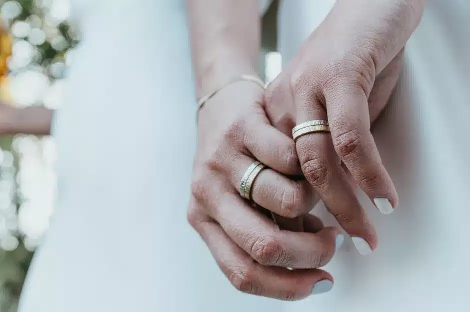 Mains d'un couple portant des alliances en or fin