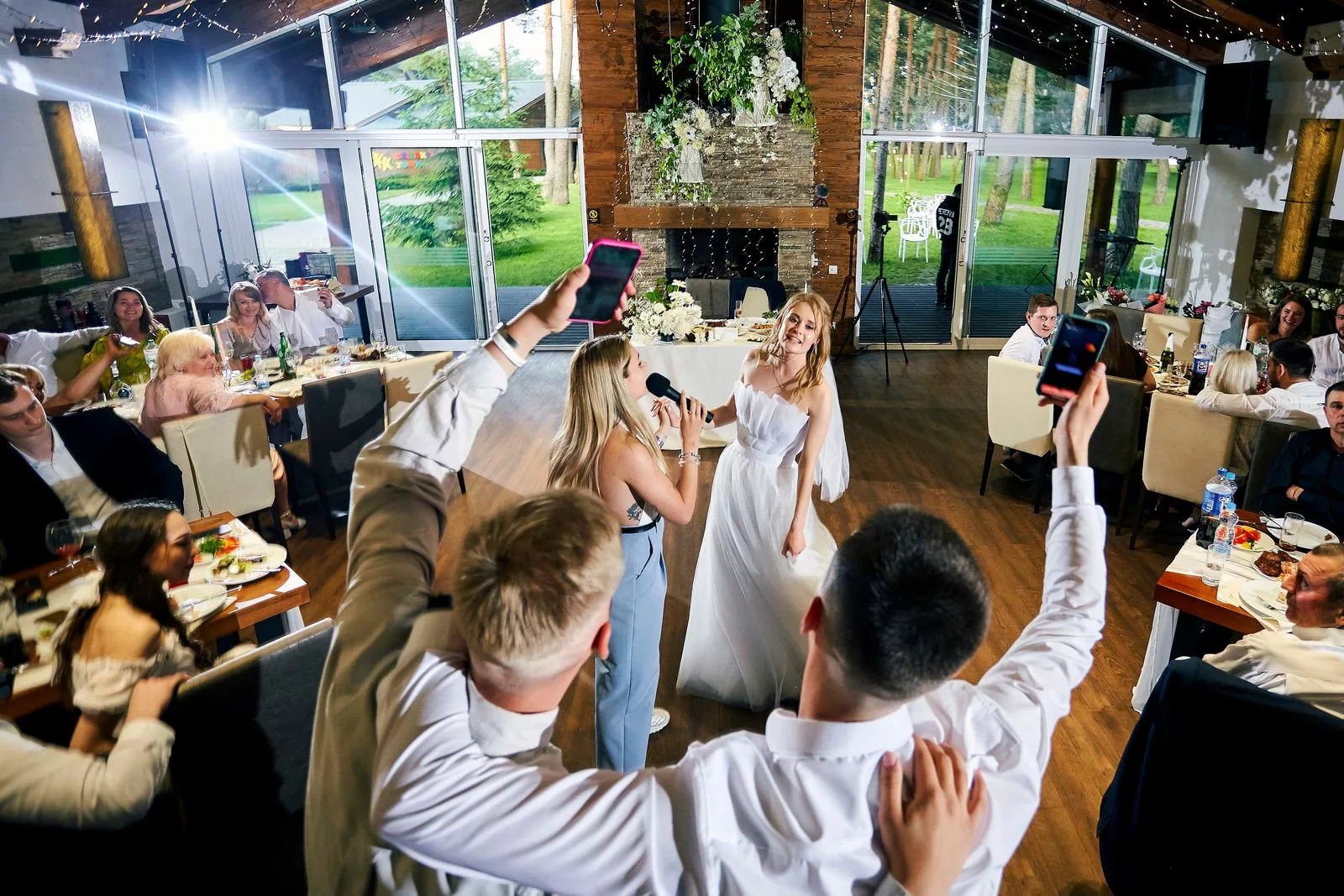Mariage avec animation musicale et invités levant les bras autour des mariés