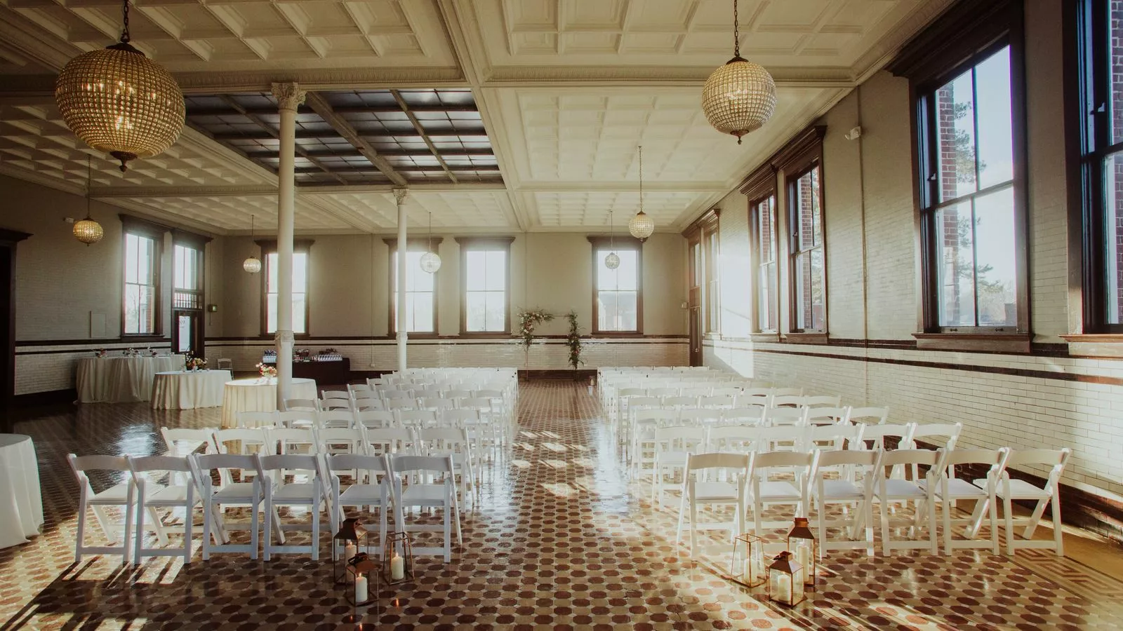 Lieu de réception de mariage aménagé Salle de réception de mariage vide, chaises installées avant l'arrivée des invités