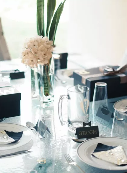 Coffrets cadeaux de mariage élégants disposés sur une table dressée