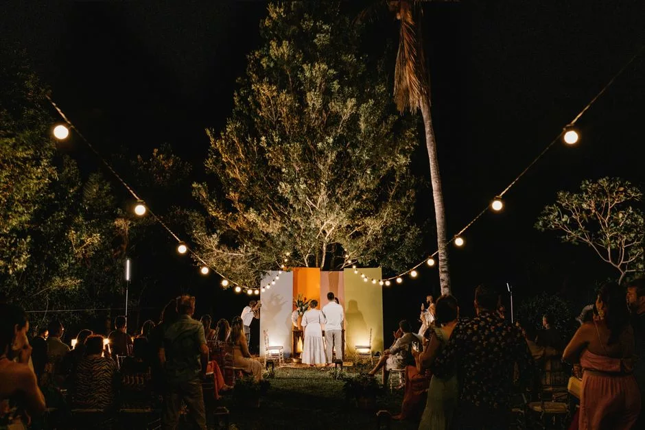 Réception de mariage intime en soirée sous des guirlandes lumineuses
