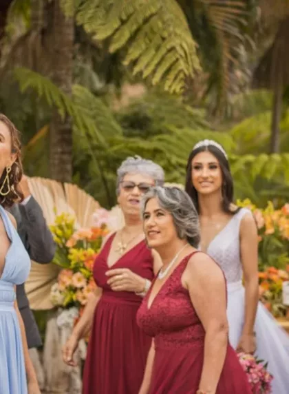 Invitée prenant un selfie pendant la réception d'un mariage en plein air