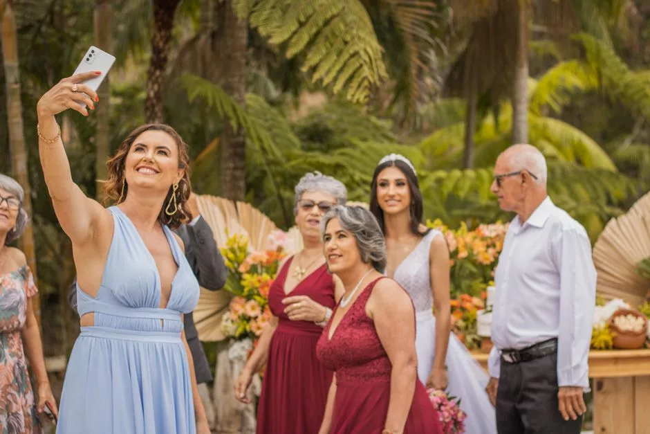 Invitée prenant un selfie pendant la réception d'un mariage en plein air