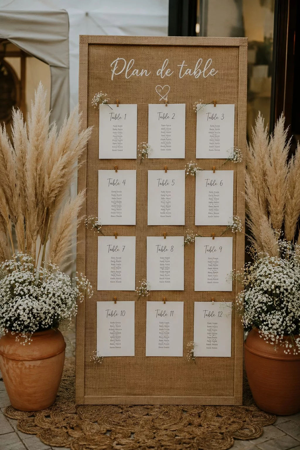 Plan de table de mariage bohème sur panneau de jute avec gypsophile et pampa en pots