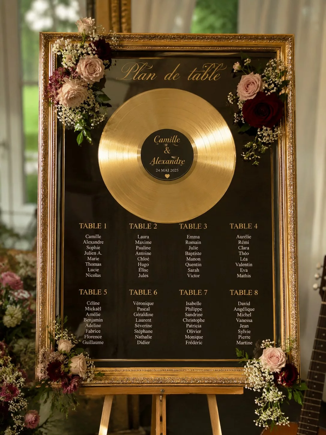 Plan de table de mariage thème musique avec un disque d'or encadré et les noms des tables