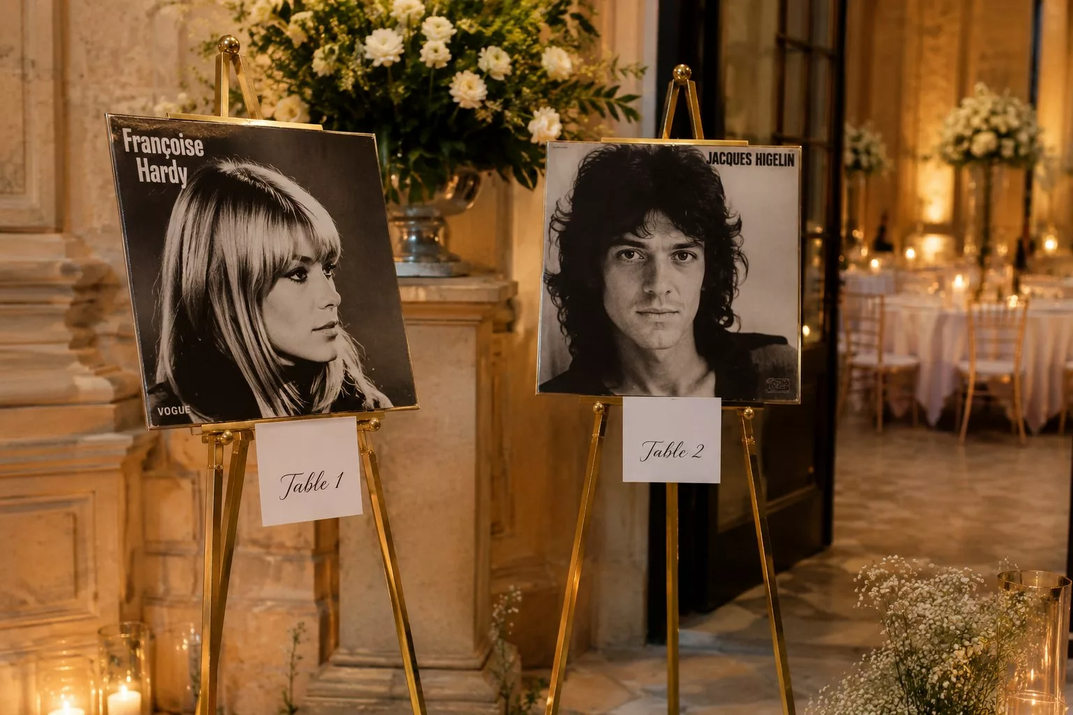 Pochettes d'album d'artistes sur chevalets en guise de noms de tables de mariage