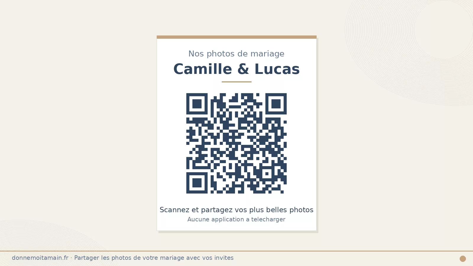 QR code de partage de photos affiché sur une table de mariage avec décoration florale