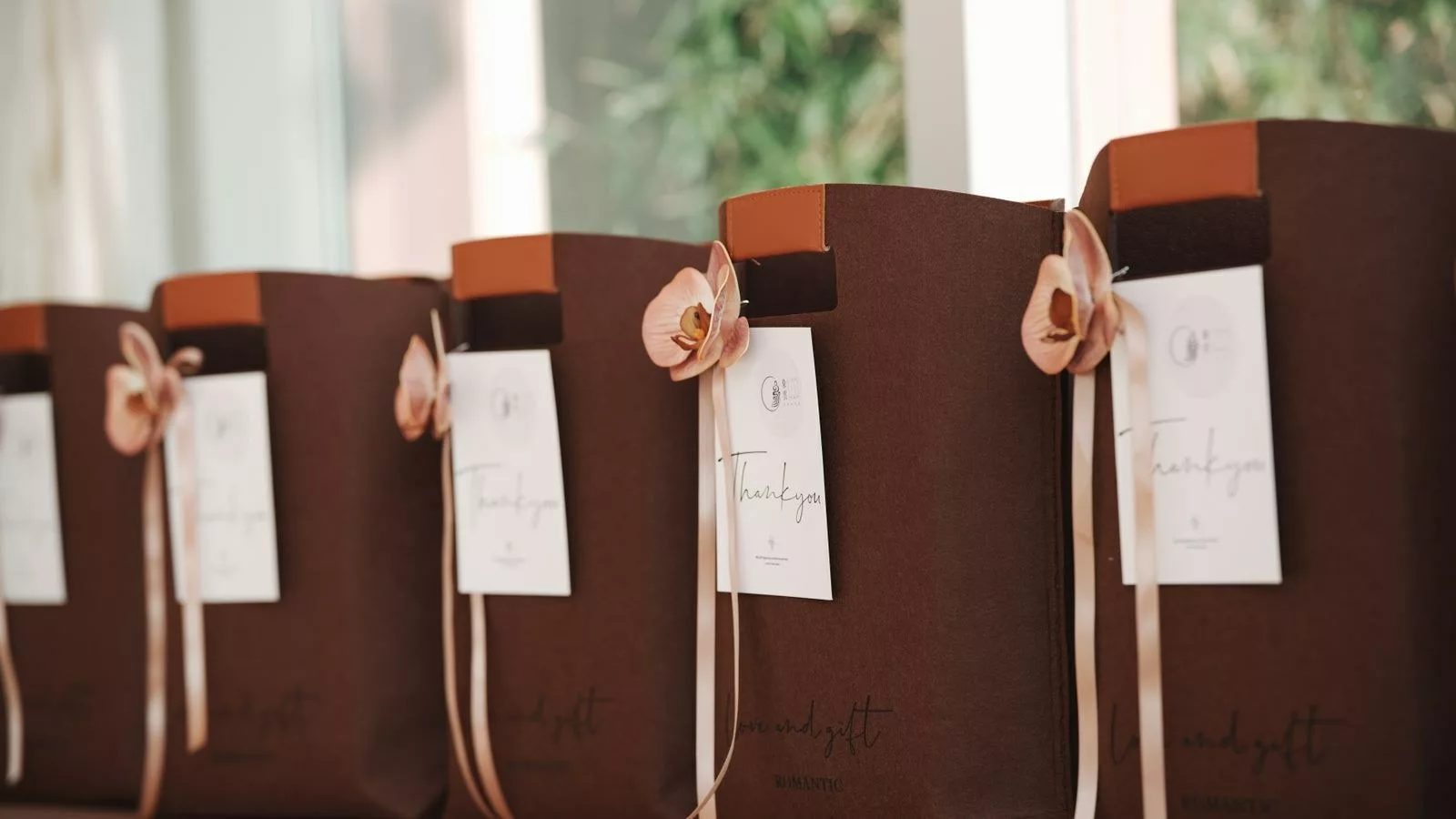 Sachets en papier kraft avec étiquettes pour cadeaux d'invités de mariage