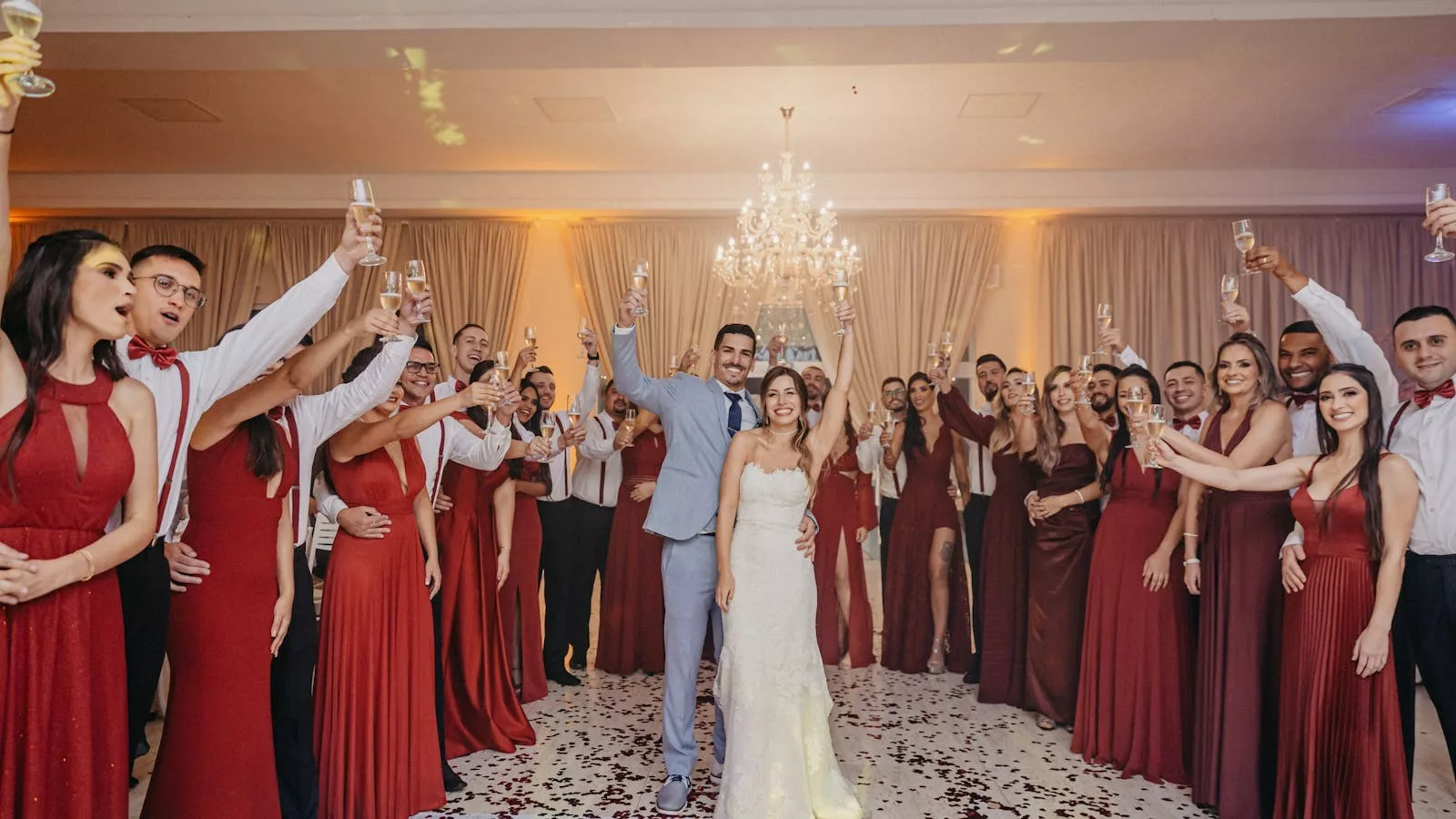 Toast collectif lors d'un mariage, scene typique a capturer dans un safari photo