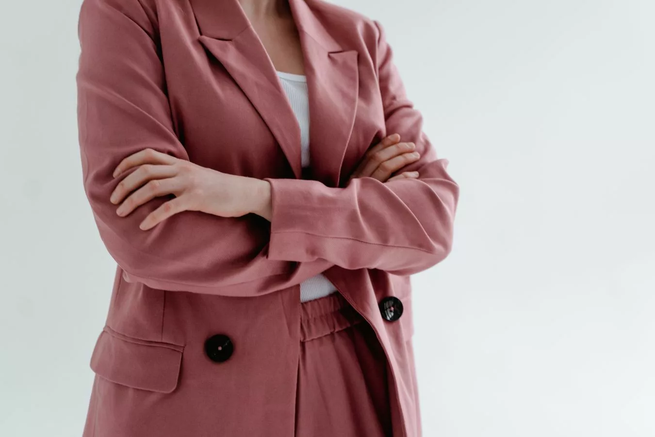 Tailleur veste et pantalon rose poudre pour une invitee de mariage de trente ans