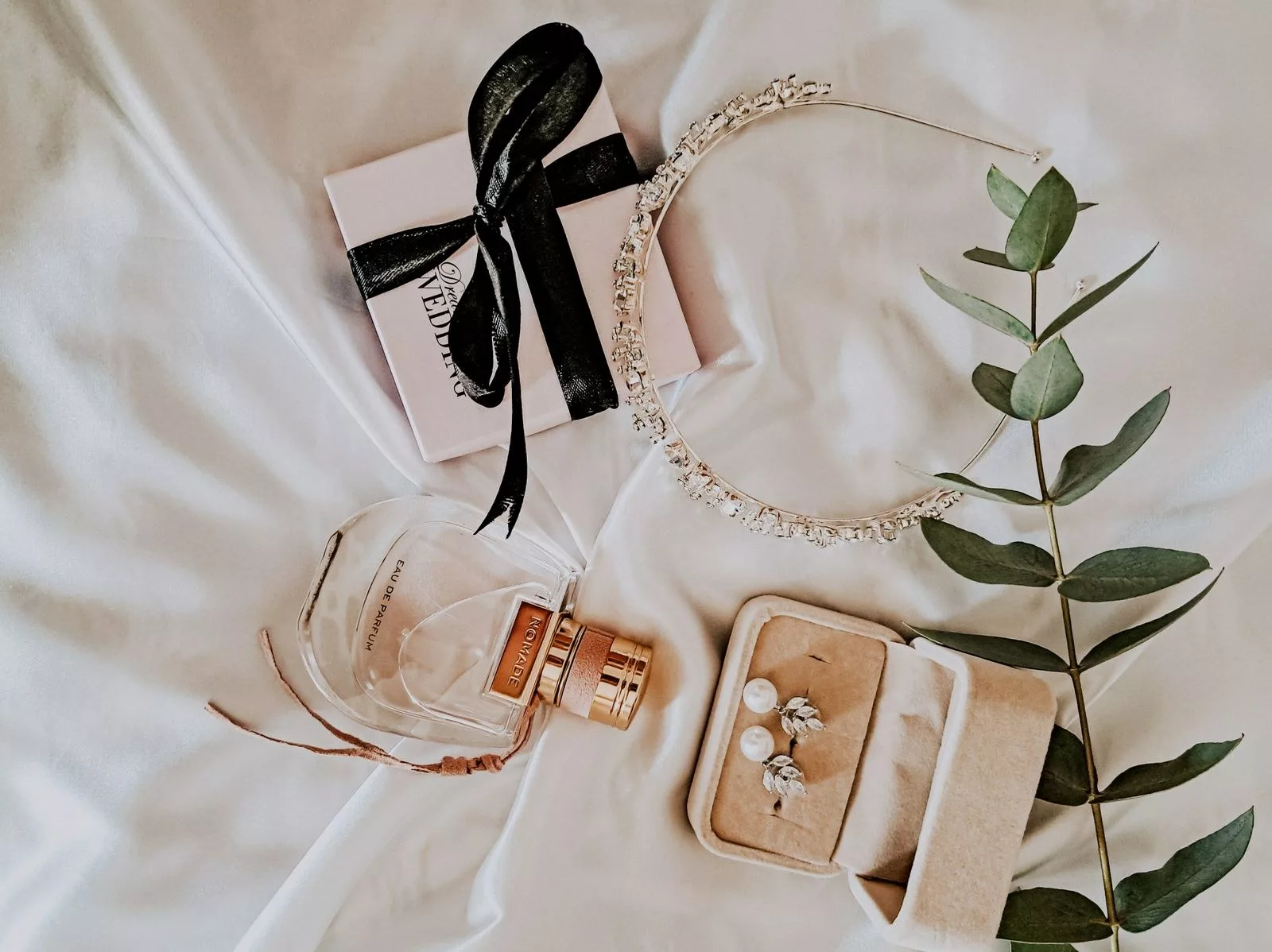 Accessoires de mariage posés à plat : escarpins, bijoux et pochette