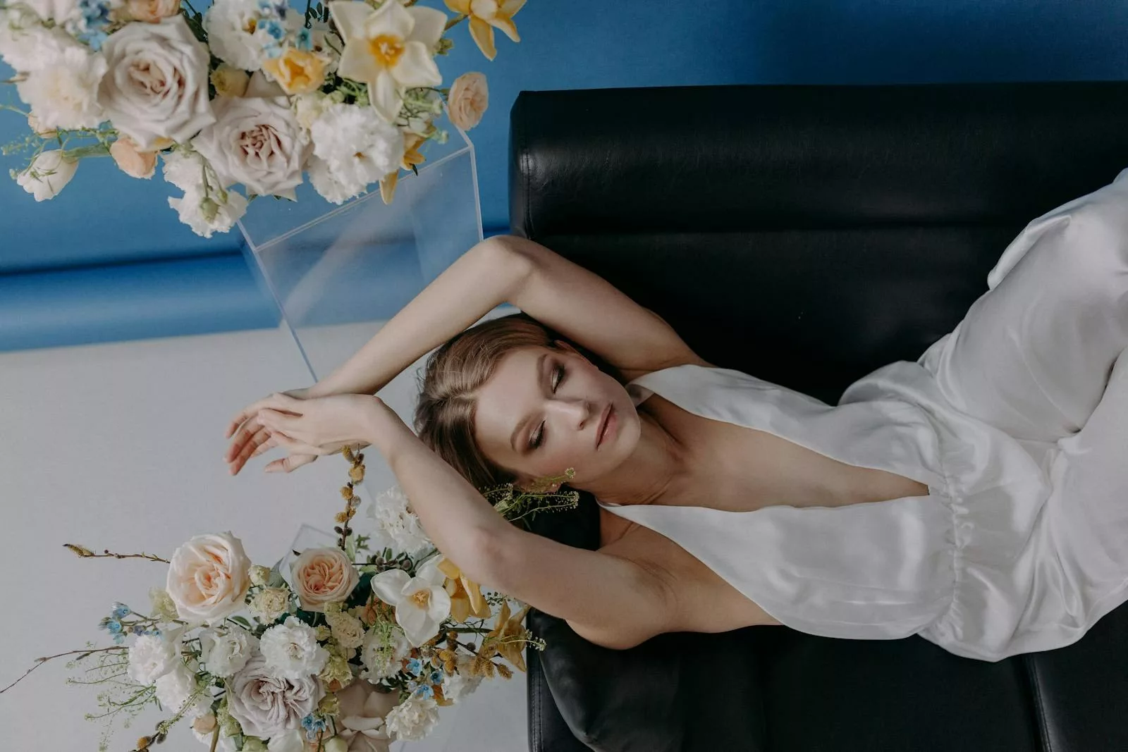 Femme en combinaison blanche fluide adaptée à un mariage en extérieur