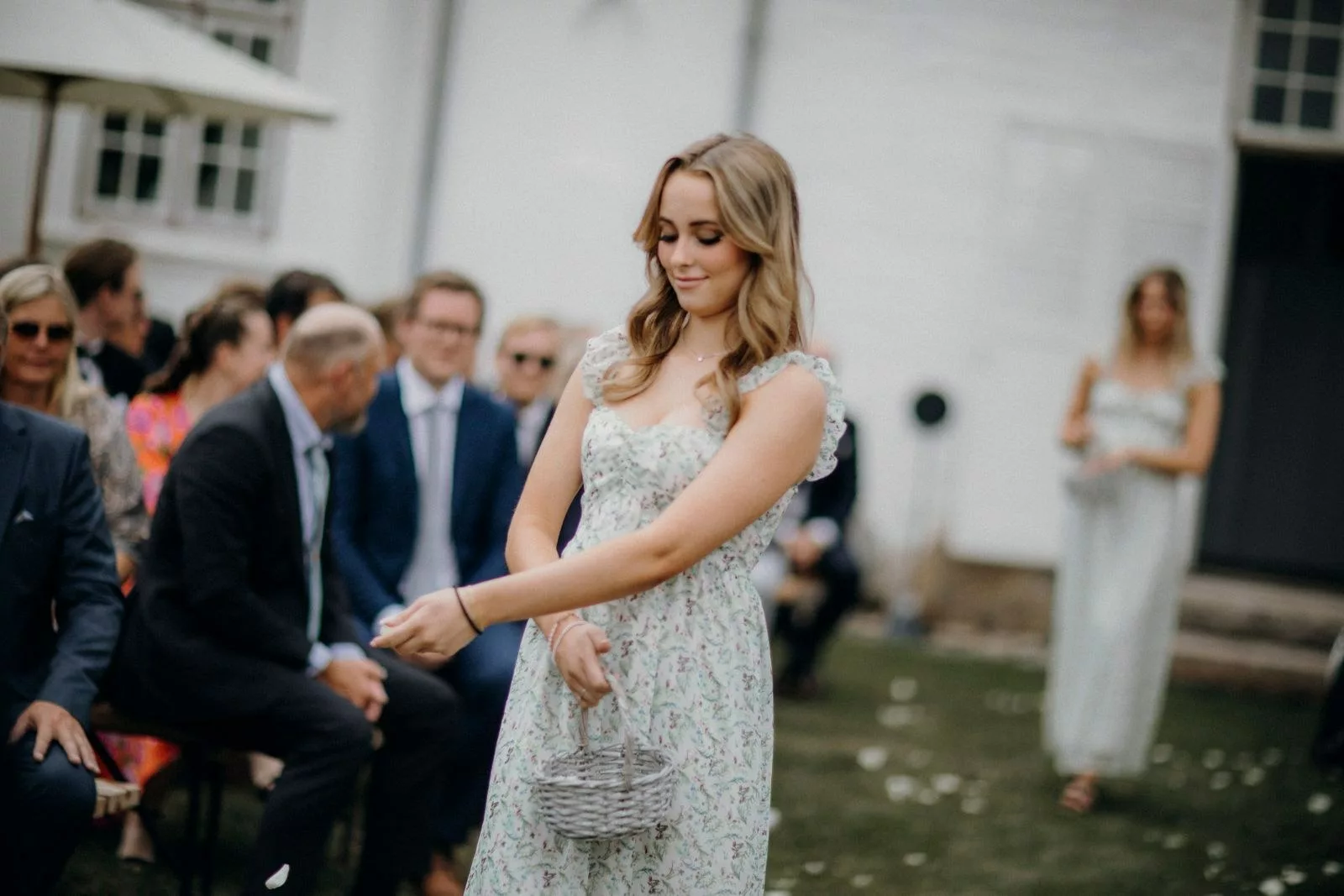 Invitée en robe à imprimé floral lors d'un mariage en extérieur