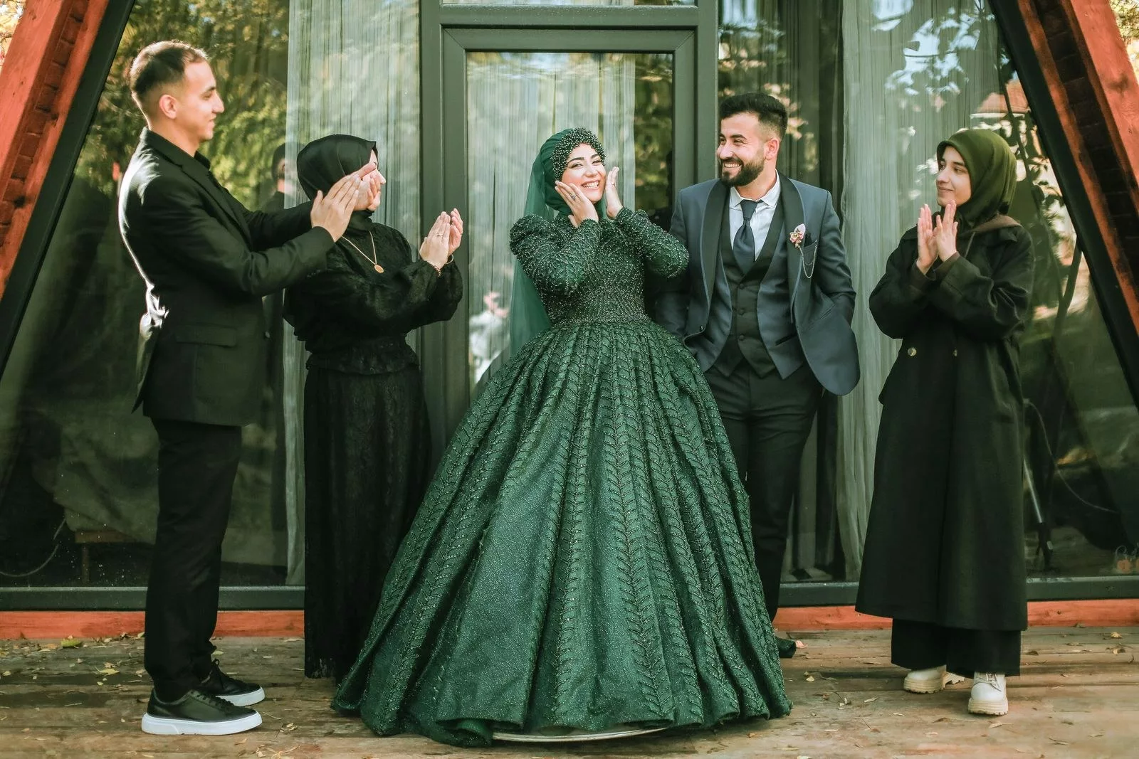 Invitée en robe longue verte lors d'une cérémonie en extérieur