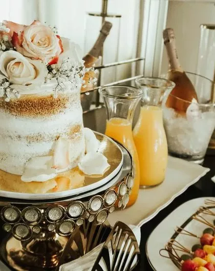 Brunch du lendemain de mariage : gâteau naked, jus d'orange et viennoiseries