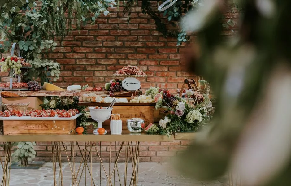 Buffet salé de brunch de mariage avec charcuteries, fromages et fruits