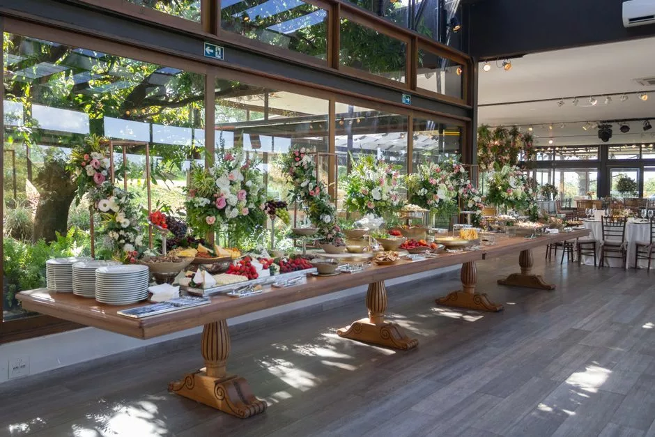 Longue table de buffet fleurie pour un brunch de mariage