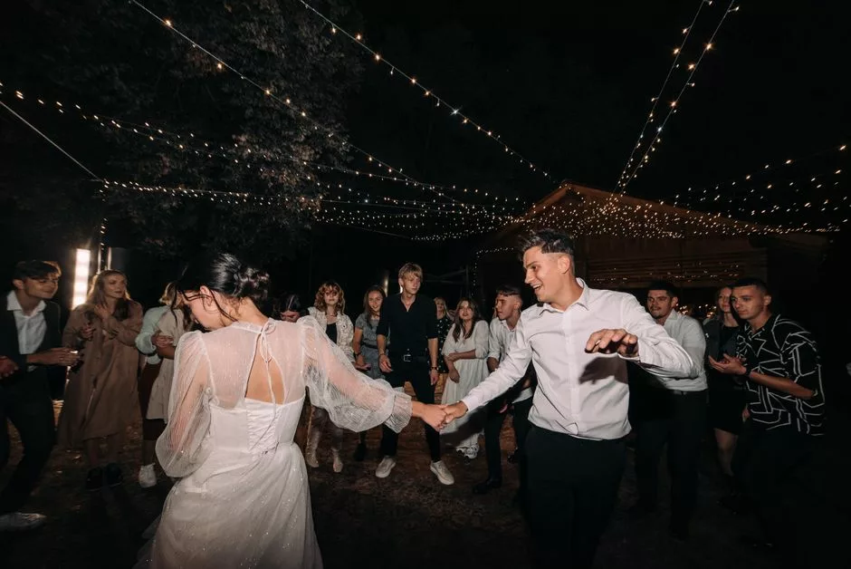 Piste de danse d'un mariage avec ballons dorés et confettis au sol