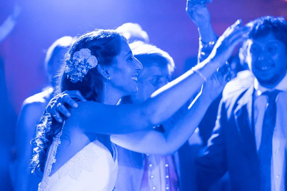 Mariée qui danse sous un éclairage bleuté lors de la soirée dansante d'un mariage