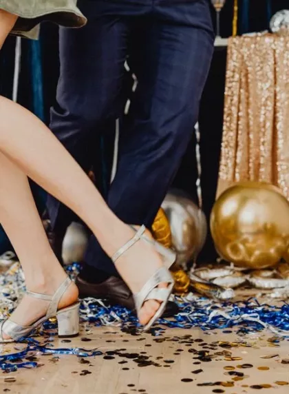 Danse des ballons mariage — piste avec ballons dorés