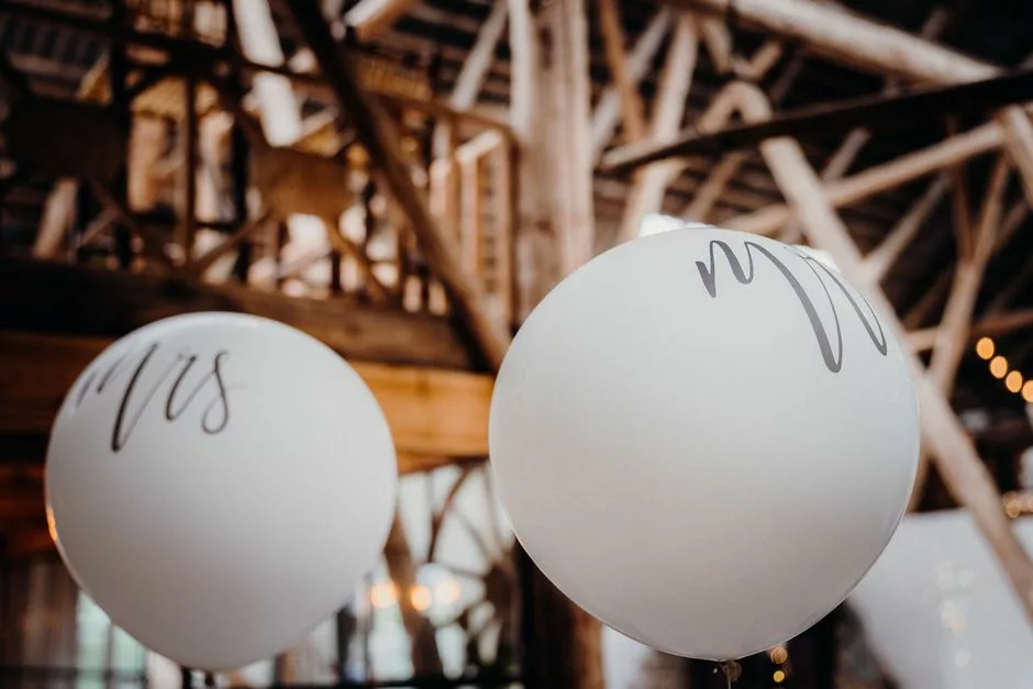Ballons Mrs et Mr suspendus dans une salle de réception de mariage