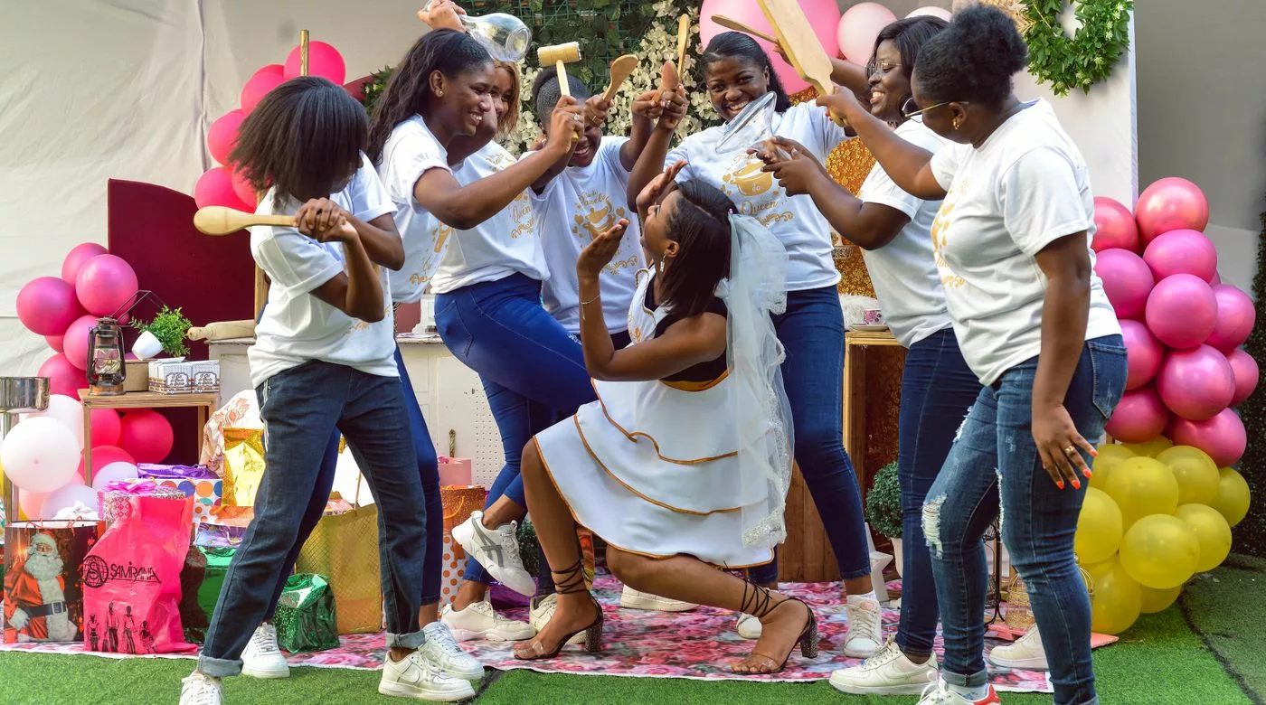 Groupe d'amies fêtant un EVJF avec jeux et animations en extérieur