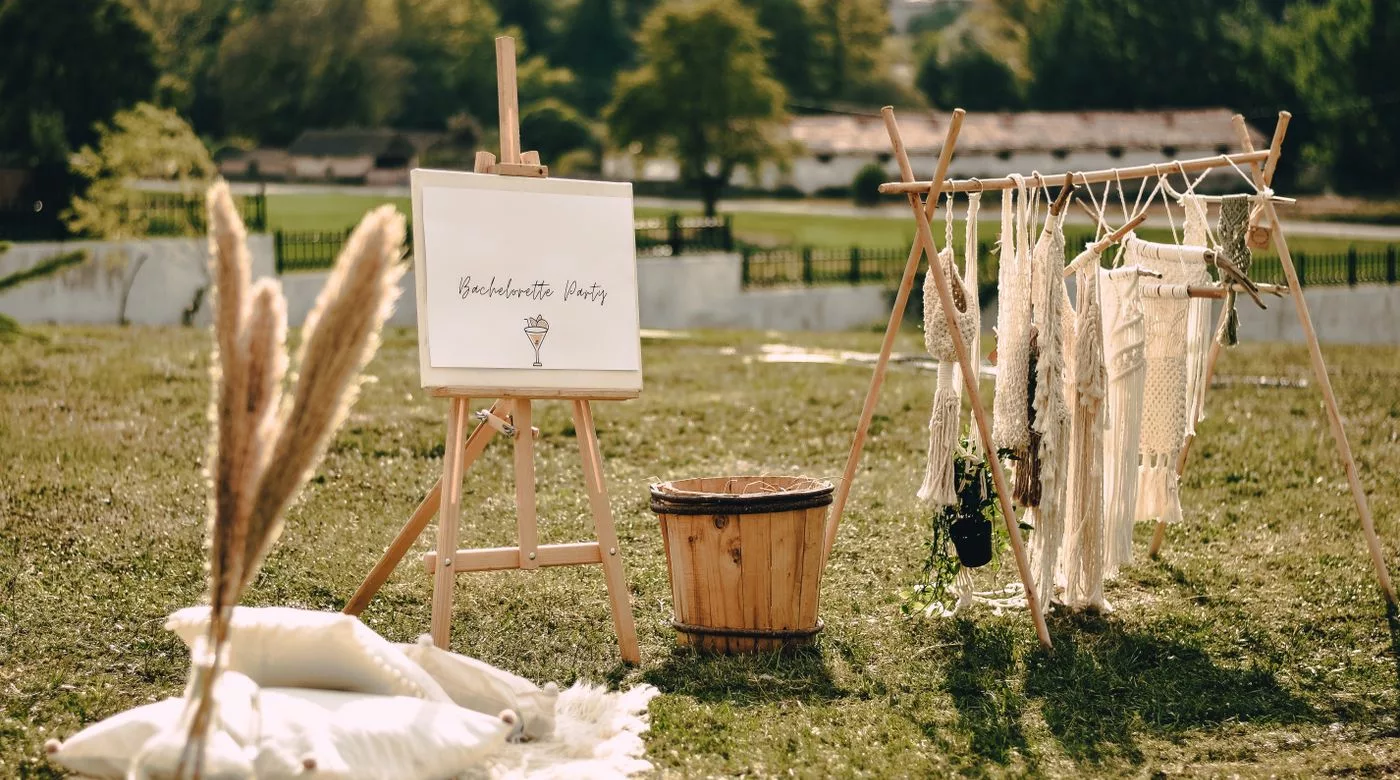 EVJF pas cher : décor bohème DIY en extérieur avec chevalet et macramés