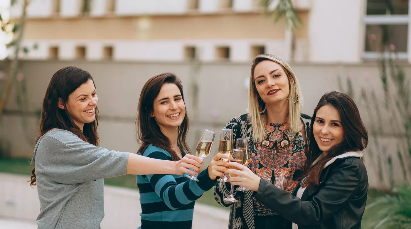 EVJF en ville : quatre copines trinquent au champagne dehors