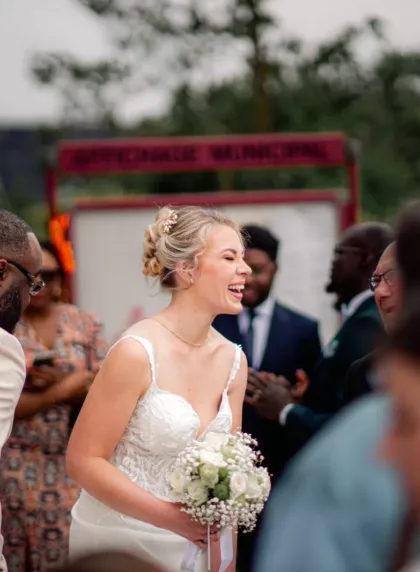Mariée souriante entourée de ses invités pendant une animation de mariage