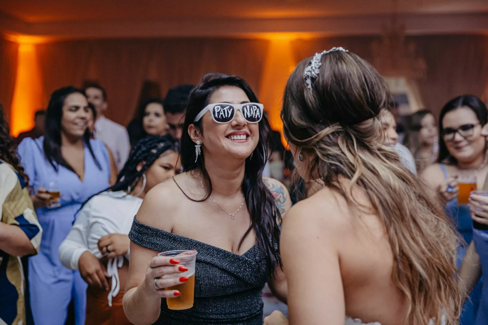 Invités de mariage riant sur la piste de danse avec lunettes déguisées