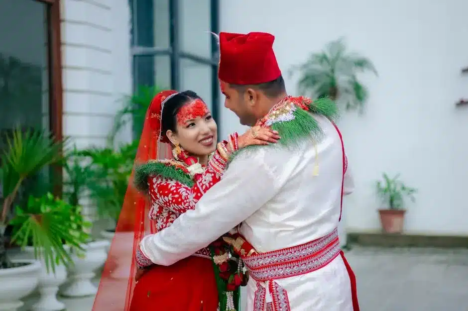 Couple en tenue traditionnelle rouge lors d'un mariage népalais