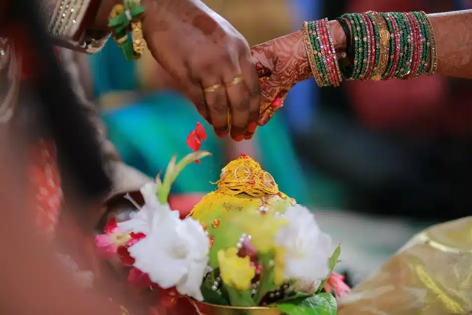 Mains ornées de henné lors d'un rituel de mariage indien avec fleurs