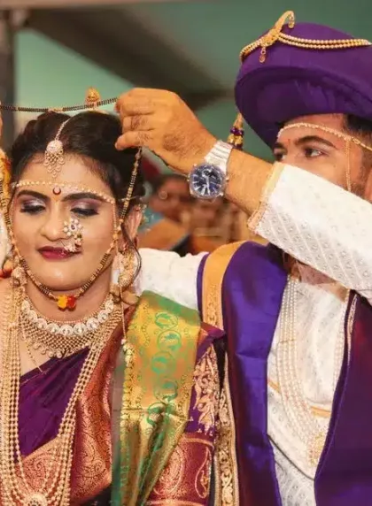 Traditions de mariage dans le monde : couple lors d'une cérémonie hindoue traditionnelle