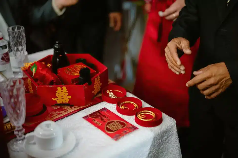 Cérémonie de mariage vietnamien : boîtes rouges, alliances et enveloppes hongbao