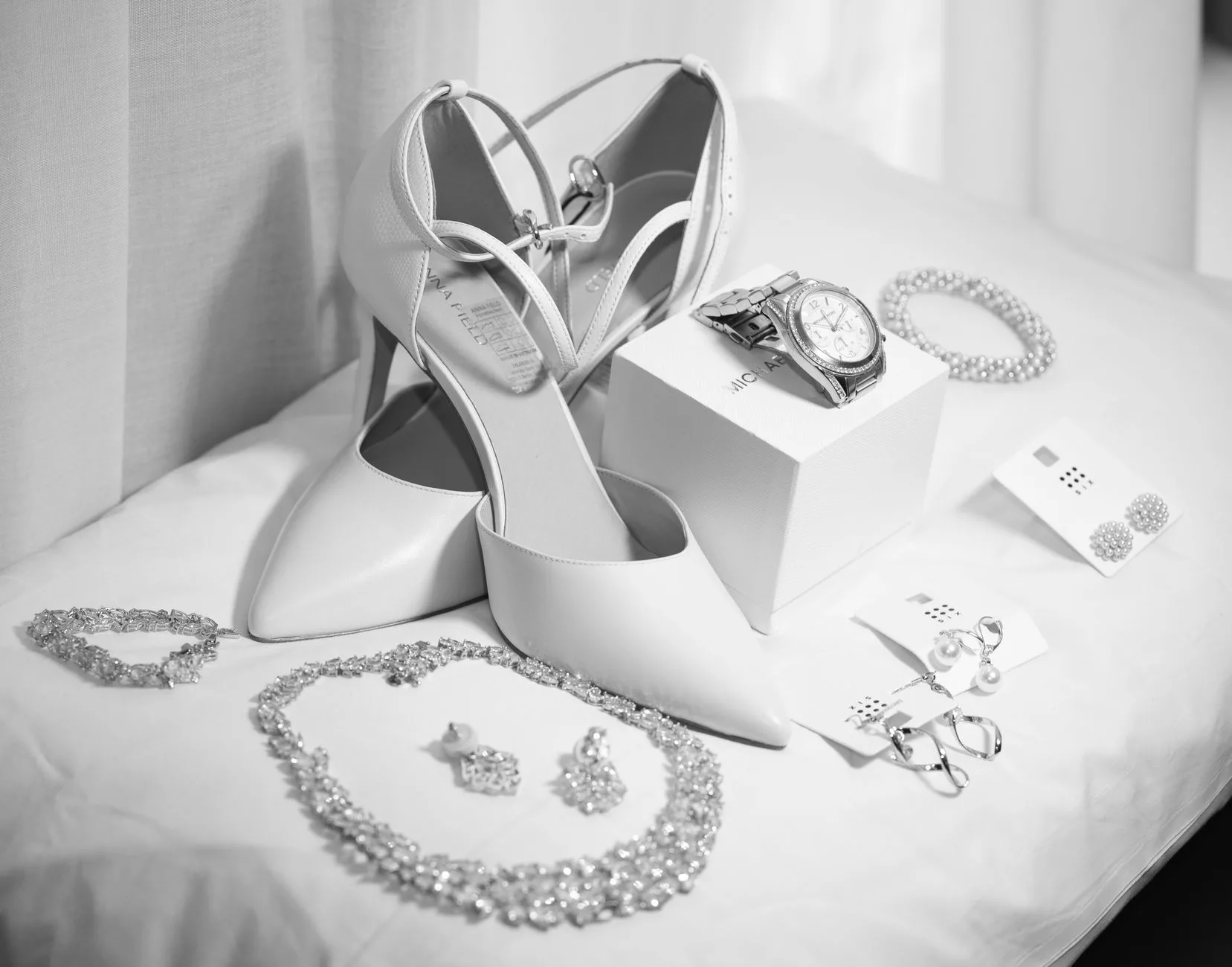 Bijoux, chaussures et accessoires de mariée disposés élégamment