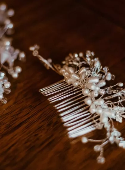 Accessoire de mariée : peigne à cheveux orné de perles, porte-bonheur pour la tradition anglaise