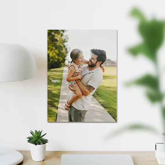 Poster photo mariage en aluminium accroché au mur d'un salon