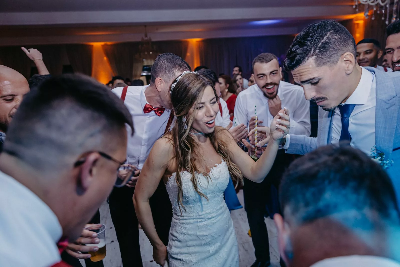 Invités qui dansent lors d'une animation de mariage en salle