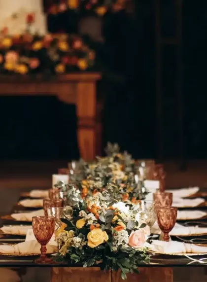 Table de réception élégante pour un mariage de 150 personnes avec décoration florale