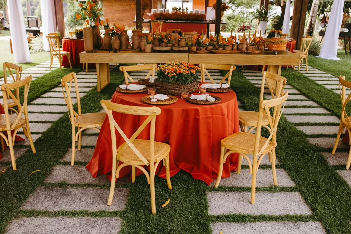 Détails DIY bohèmes pour un mariage terracotta réalisé en partie soi-même.