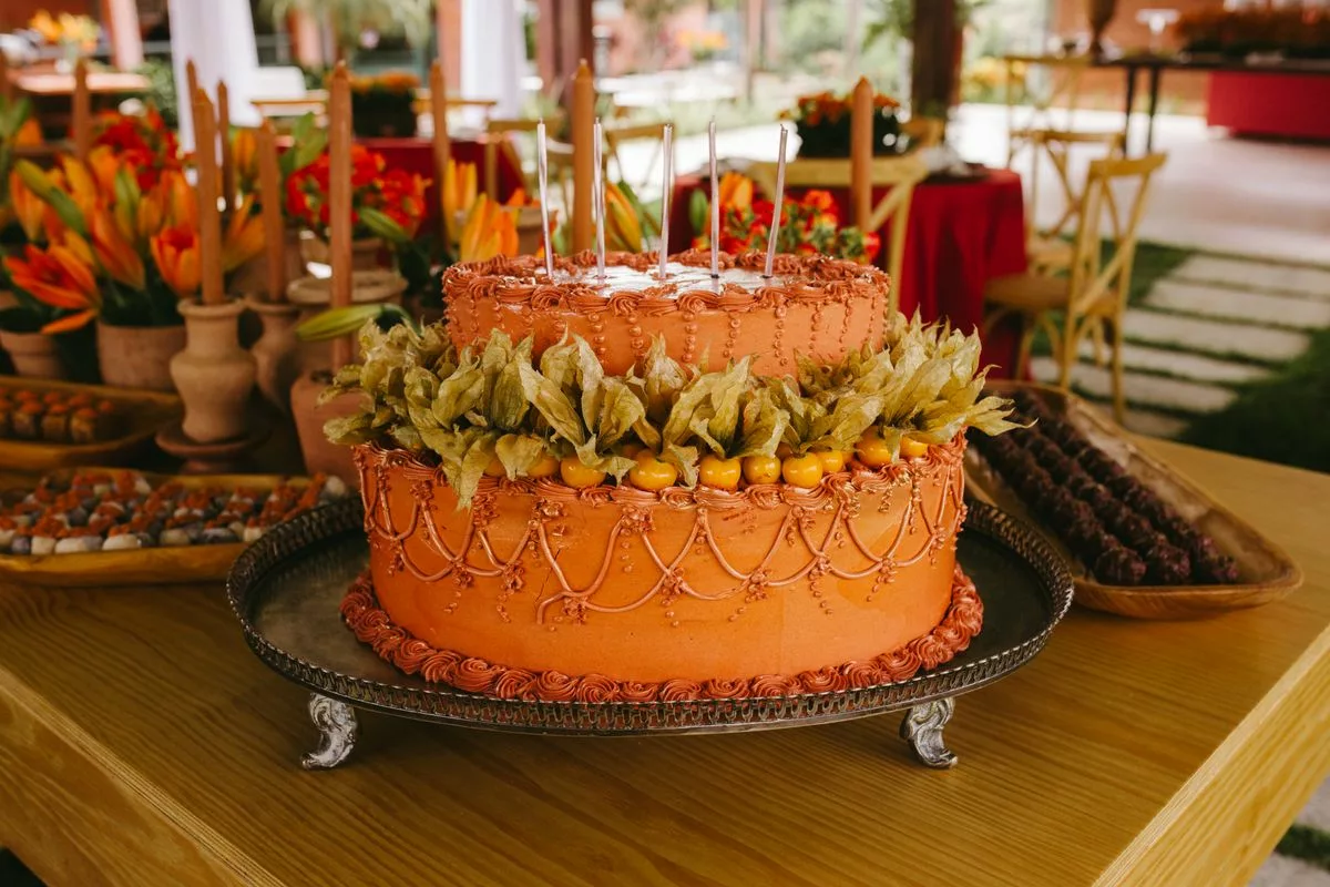 Détail rapproché des tons brique et ocre d'un mariage terracotta.