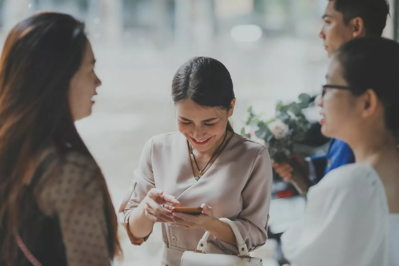 Deux invitées consultant un téléphone pendant un mariage