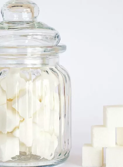 Bocal en verre transparent rempli de morceaux de sucre pour le jeu des sucres au mariage